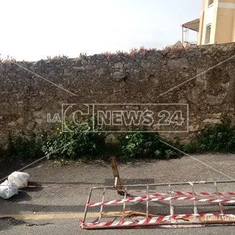 Catanzaro, l'asfalto collassa: cittadini prigionieri nelle proprie abitazioni - VIDEO -