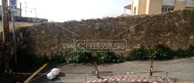 Catanzaro, l'asfalto collassa: cittadini prigionieri nelle proprie abitazioni - VIDEO -