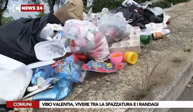 Vibo sommersa dai rifiuti nonostante l’ordinanza del Comune – VIDEO