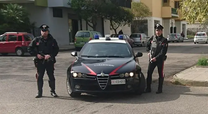 Tenta di corrompere i carabinieri con una banconota da 50 euro