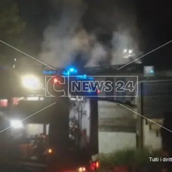 Catanzaro, incendio divampa in un locale: morti due giovani - VIDEO