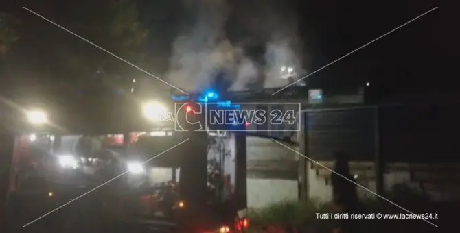 Catanzaro, incendio divampa in un locale: morti due giovani - VIDEO