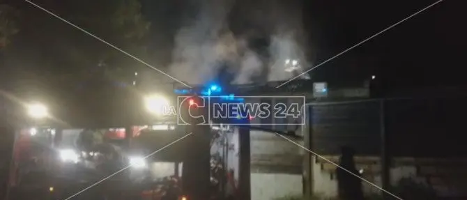 Catanzaro, incendio divampa in un locale: morti due giovani - VIDEO