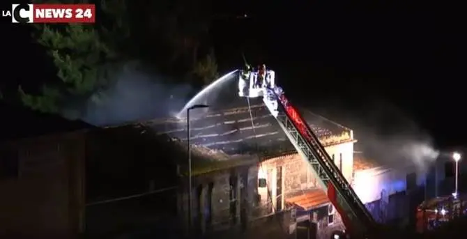 Catanzaro, paura tra gli abitanti del quartiere Lido dopo il rogo mortale - VIDEO -