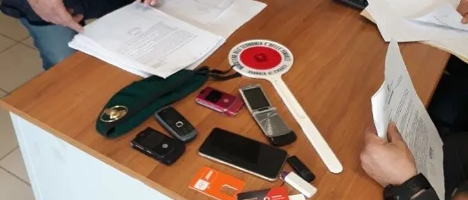 Diffonde materiale pornografico degli amici sui social, arrestato