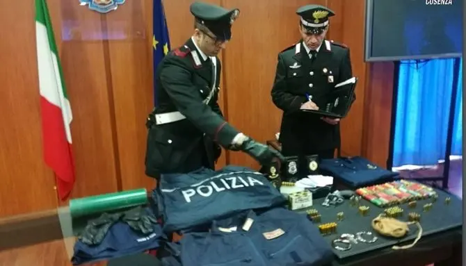 Cosenza, armi e divise della polizia nascoste nel quartiere di San Vito