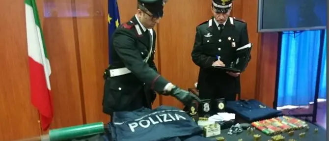 Cosenza, armi e divise della polizia nascoste nel quartiere di San Vito