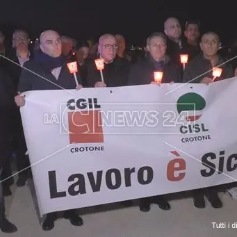 Fiaccolata in ricordo delle due vittime sul lavoro, il dolore della famiglia di Dragos - VIDEO