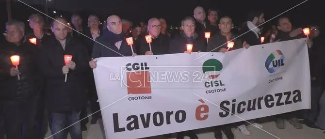 Fiaccolata in ricordo delle due vittime sul lavoro, il dolore della famiglia di Dragos - VIDEO