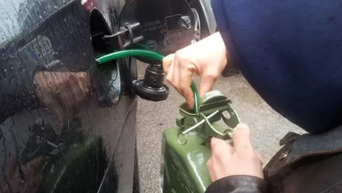 Reggio, tenta di rubare benzina da un’auto: arrestato