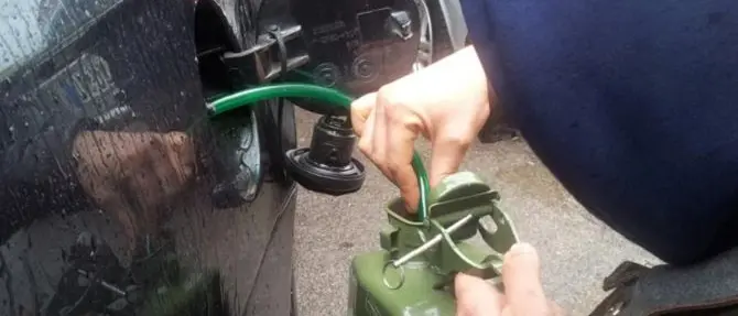 Reggio, tenta di rubare benzina da un’auto: arrestato