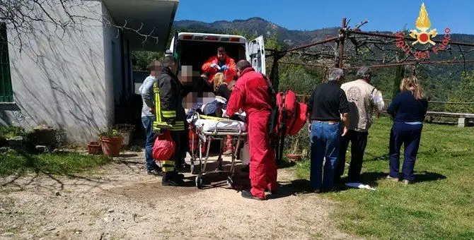 Isca sullo Ionio, 67enne incastrato in un motocoltivatore - VIDEO