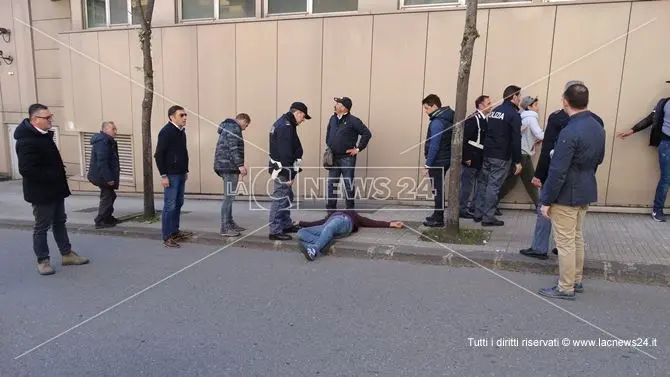 Cosenza, botte da orbi vicino alla Questura