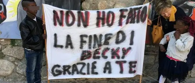 Migranti, in Piazza per Lucano: «Un crimine mettere in discussione il modello Riace»