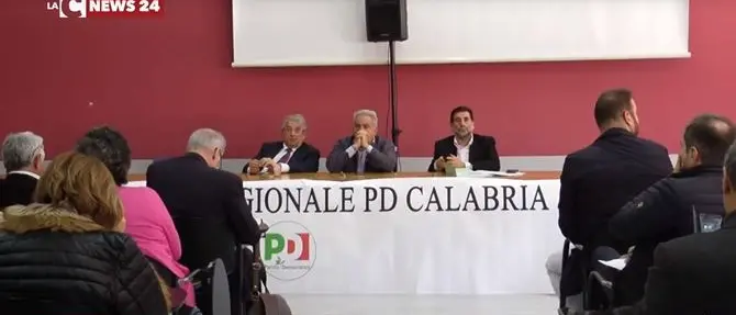 L’assemblea Pd fissa la data del congresso, ma è un tutti contro tutti