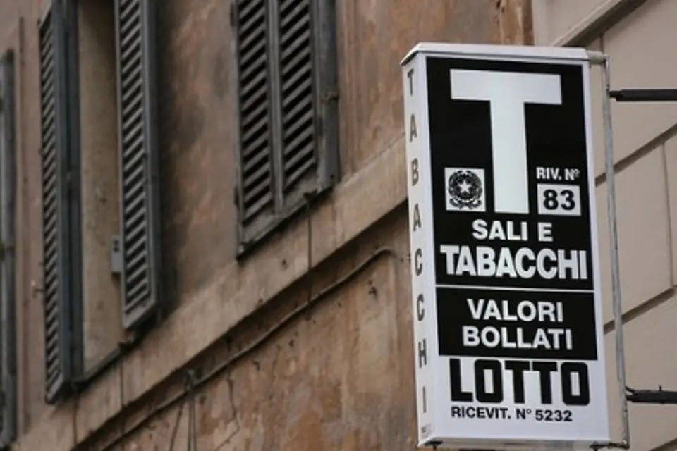 Cosenza, carica una postepay in una tabaccheria e scappa senza pagare
