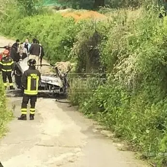 Limbadi, 42enne muore nell'incendio dell'auto FOTO - VIDEO