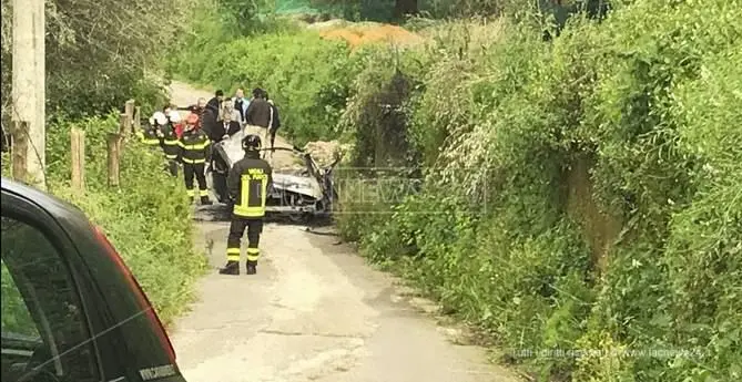 Limbadi, 42enne muore nell'incendio dell'auto FOTO - VIDEO