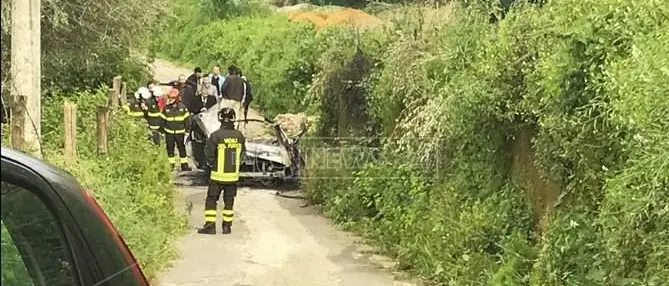 Limbadi, 42enne muore nell'incendio dell'auto FOTO - VIDEO