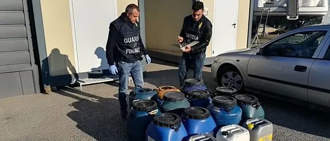 Usavano un peschereccio senza licenza per acquistare gasolio sottocosto