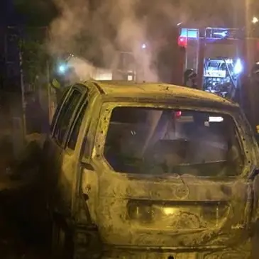 Notte di fuoco a Vallefiorita, fiamme avvolgono auto