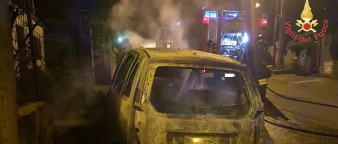 Notte di fuoco a Vallefiorita, fiamme avvolgono auto