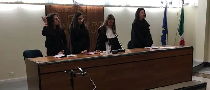 Bullismo, 20 studenti indossano la toga per imparare regole e rispetto