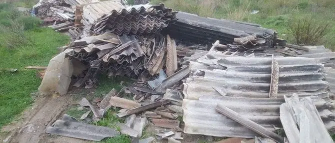 Crotone, amianto in una discarica abusiva a cielo aperto