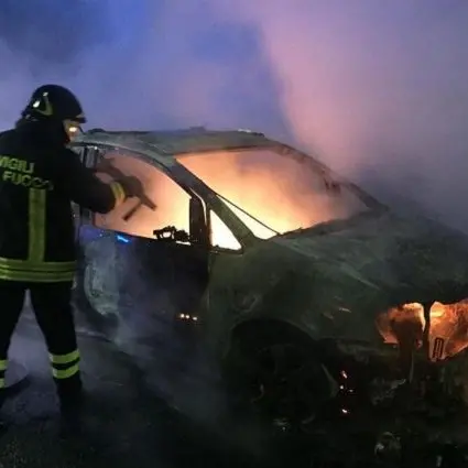 Reggio, incendiate due automobili nella notte