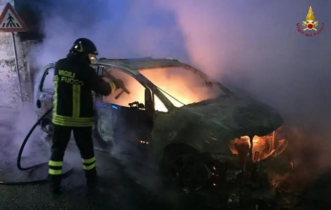 Reggio, incendiate due automobili nella notte