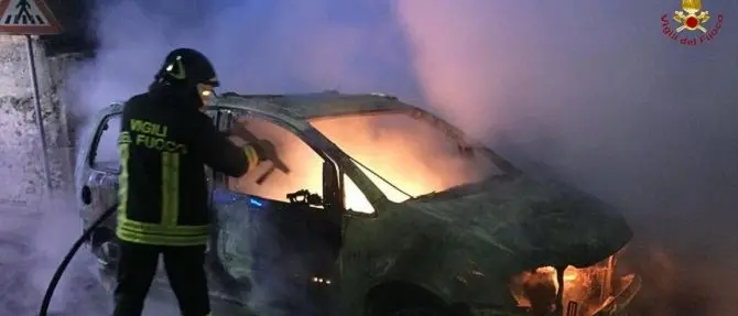 Reggio, incendiate due automobili nella notte