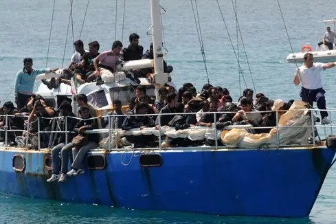 66 immigrati clandestini di nazionalit\\u00E0 afgana,sono sbarcati questo pomeriggio al porto di S Maria di Leuca,etremo lembo del Salento,scortati dalle motovedette della capitaneria e della guardia di finanza. ANSA/CLAUDIO LONGO , ANSA