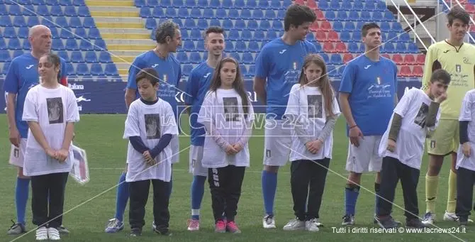 Le ex glorie del Crotone in campo per ricordare Nikol Ferrari - VIDEO