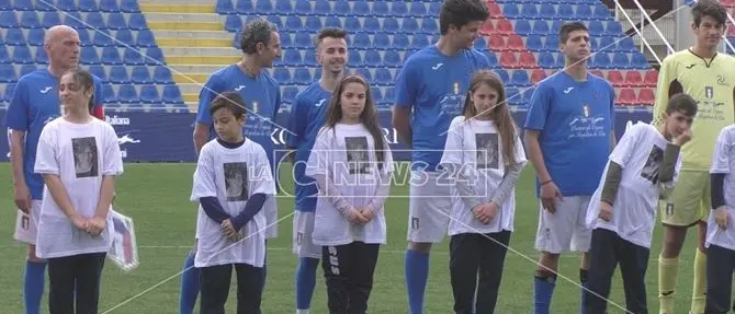 Le ex glorie del Crotone in campo per ricordare Nikol Ferrari - VIDEO