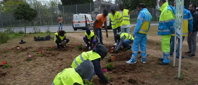 Rifiorisce il Cara di Sant'Anna, un' area verde curata dai migranti