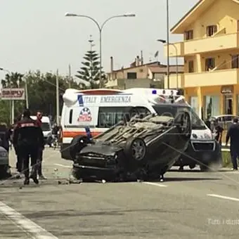 Scontro camion e auto sulla Statale 106, tre feriti - VIDEO