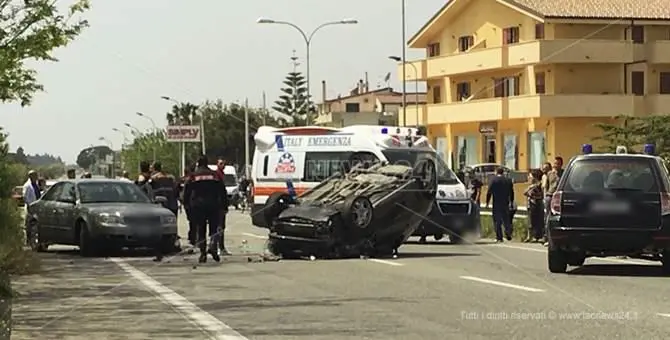 Scontro camion e auto sulla Statale 106, tre feriti - VIDEO