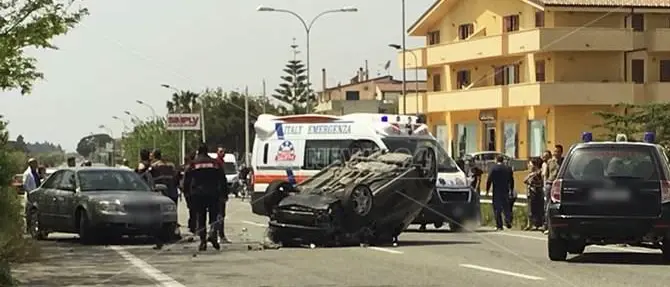 Scontro camion e auto sulla Statale 106, tre feriti - VIDEO