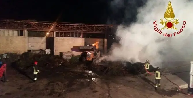 Isola Capo Rizzuto, in fiamme l'isola ecologica