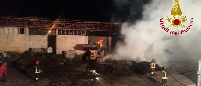 Isola Capo Rizzuto, in fiamme l'isola ecologica