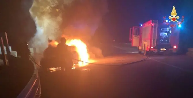 Catanzaro, rogo a bordo della vettura: salvo il conducente