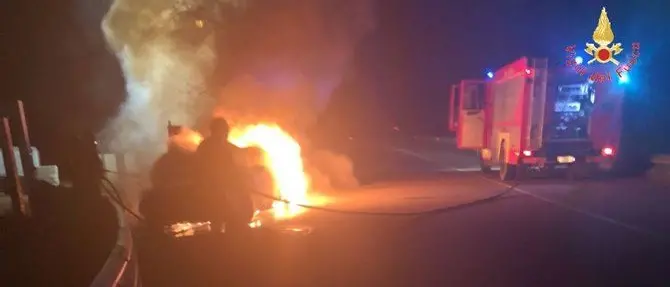 Catanzaro, rogo a bordo della vettura: salvo il conducente