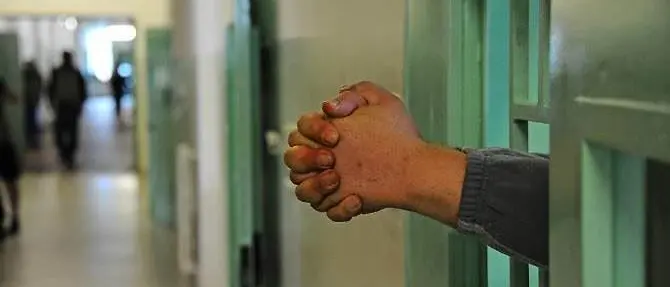 Crotone, detenuti aggrediscono due agenti