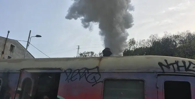 Catanzaro, treno delle Ferrovie della Calabria in fiamme