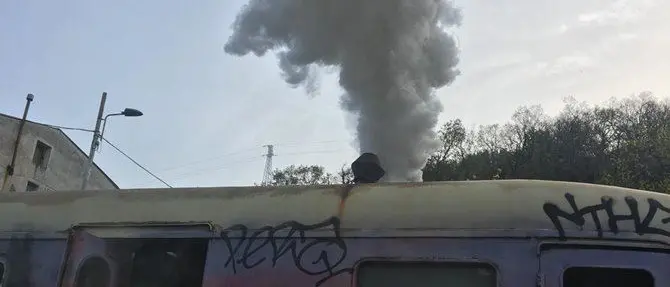 Catanzaro, treno delle Ferrovie della Calabria in fiamme