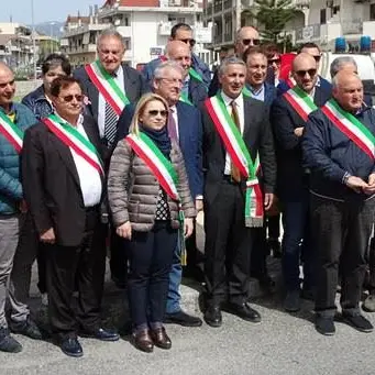 Caulonia, la marcia dei sindaci sul Ponte Allaro: «I lavori ripartano subito» - VIDEO