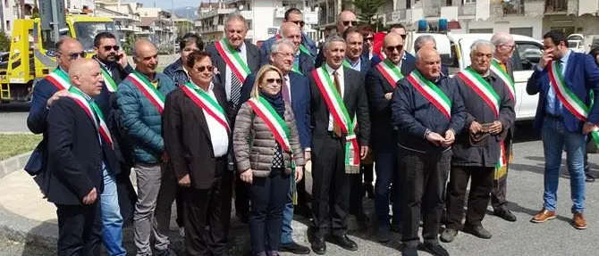 Caulonia, la marcia dei sindaci sul Ponte Allaro: «I lavori ripartano subito» - VIDEO