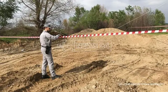 Rubano inerti dall'alveo del Crati, disposti gli arresti domiciliari