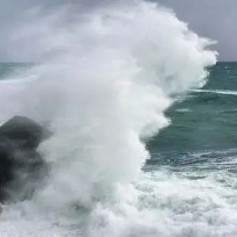Torna il maltempo in Calabria, in arrivo forti venti e mareggiate