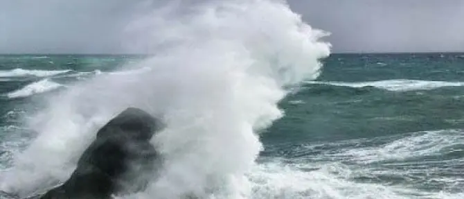 Torna il maltempo in Calabria, in arrivo forti venti e mareggiate